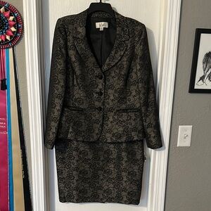 Le Suit Black and Tan Lace Floral Blazer and Skirt Set 10 🌹